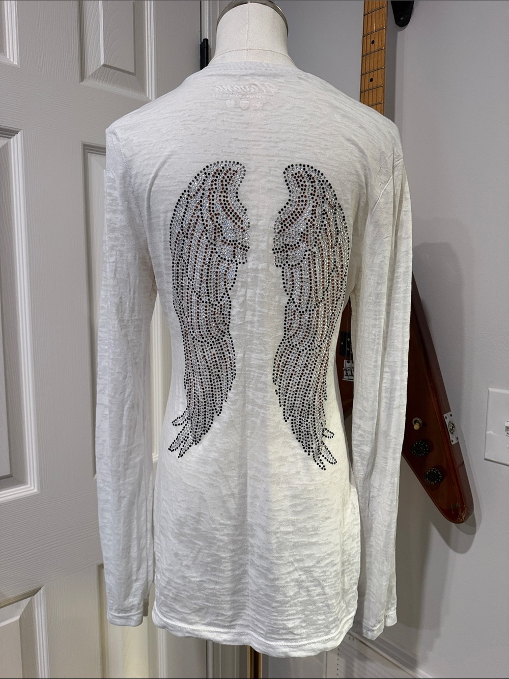 Vtg Y2K Women's White Long-Sleeve Tee with Rhinestone Angel Wings